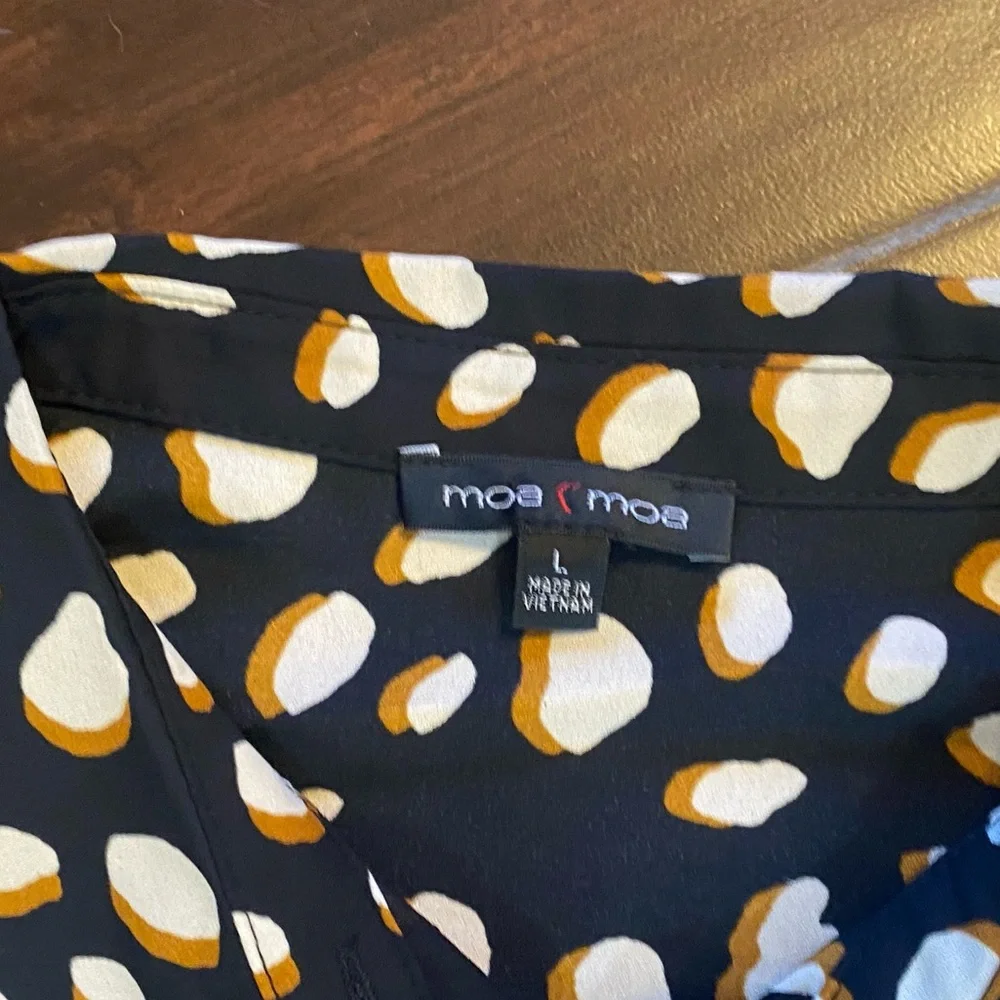 Moa Moa Black Blouse with White and Gold Pattern Size Large - Picture 2 of 3